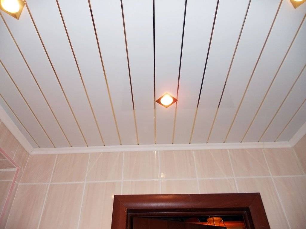 Как сделать реечный потолок в ванной комнате из алюминиевых панелей