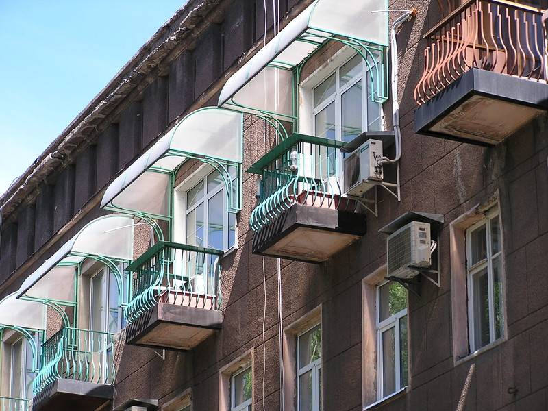 Установка козырька над балконом своими руками