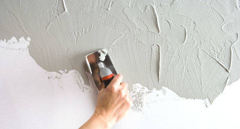 Покраска обоев (95 фото): как красить своими руками флизелиновые обои, как перекрасить жидкие и обычные обои валиком на стене