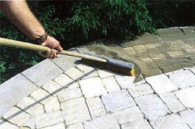 Укладка тротуарной плитки на даче (34 фото): устройство и изготовление садовых дорожек, как положить плитку на дачном участке своими руками