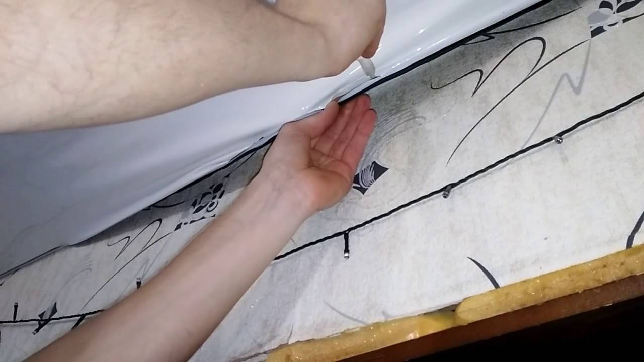 Как заклеить порезы своими руками и видео ремонта натяжных потолков