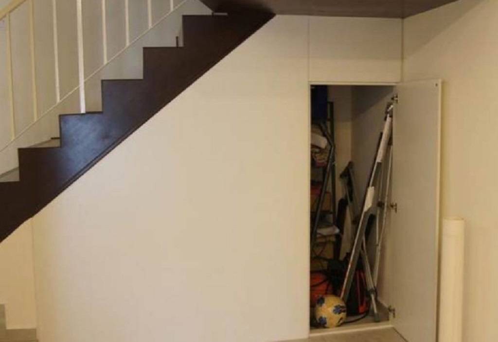 Шкаф под лестницей в частном доме своими руками