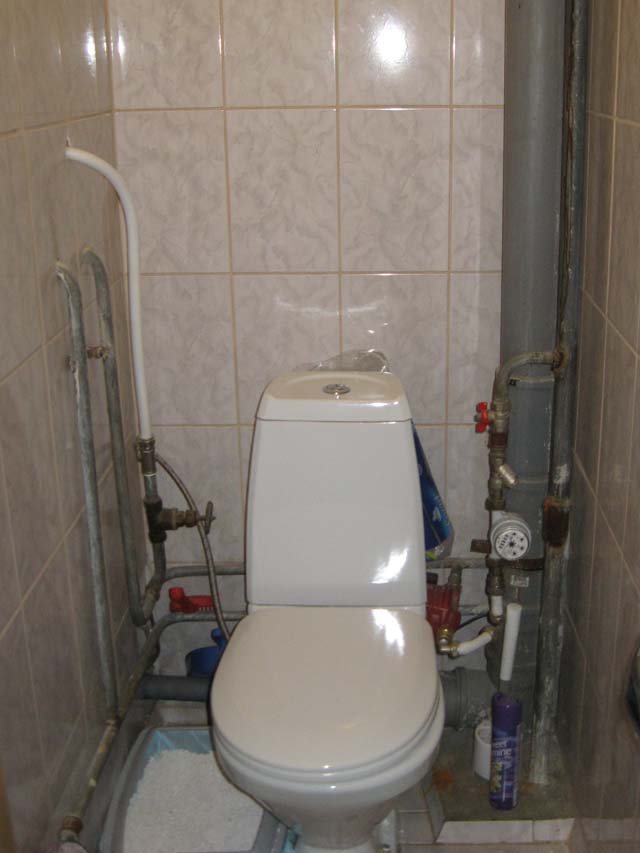 Как закрыть трубы в туалете — обзор вариантов и пошаговая инструкция