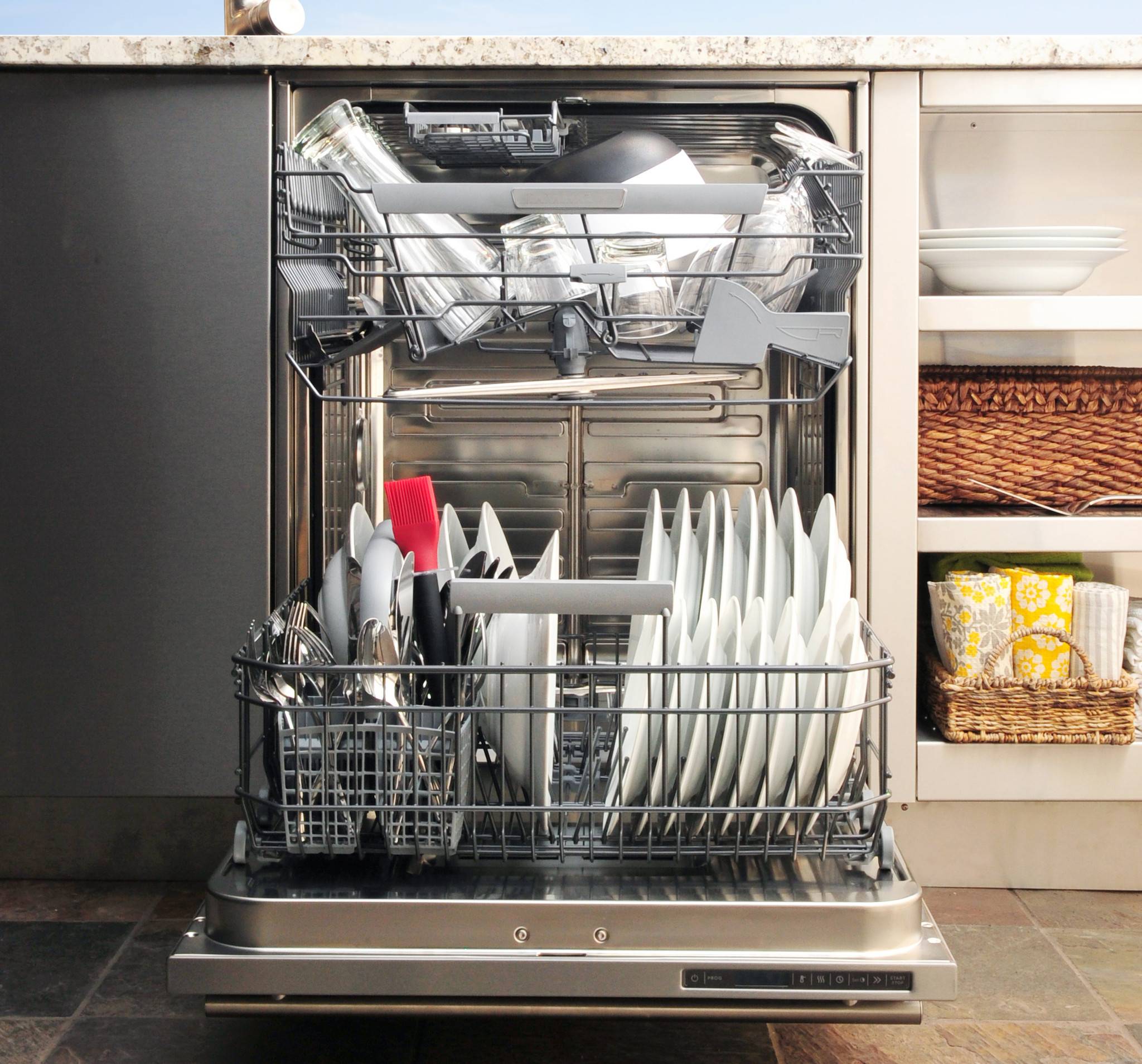 Кухня с посудомоечной машиной - 80 фото вариантов сочетания в интерьере
