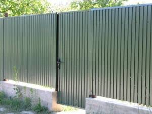 Забор из металлопрофиля: преимущества использования профнастила, как своими руками построить ограду дома