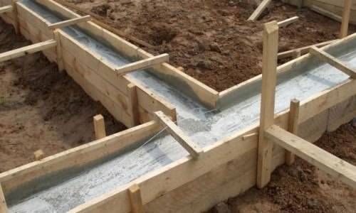 Когда снимать опалубку после заливки бетона летом: сроки