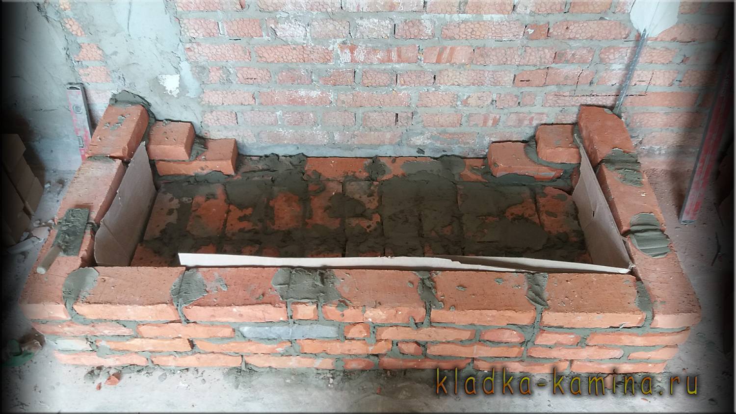 Какие существуют виды домашних каминов по типу их расположения внутри помещения?
