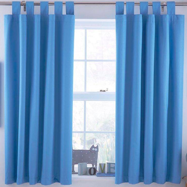 Какие шторы подойдут к голубым обоям в спальне?