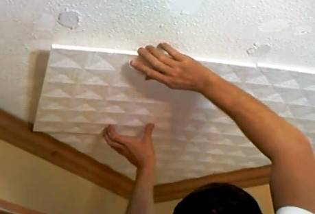 Как приклеить потолочную плитку своими руками – пошаговое руководство