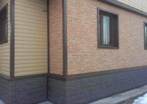 Фасадные панели под камень (40 фото): материал для отделки фундамента дома снаружи, характеристики сырья для внешней обшивки фасада, примеры в наружной облицовке