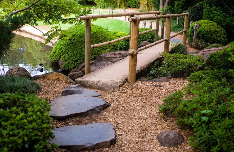 Тротуарная плитка на дачу (74 фото): дорожки в саду под природный камень в виде ромба и эко-плитка «паутинка», варианты оформления под дерево и брусчатку