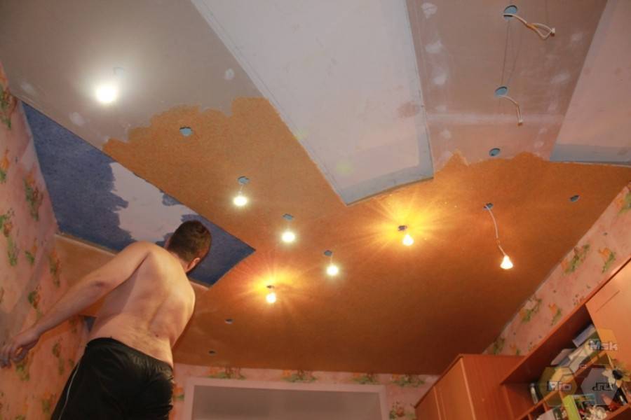 Как правильно клеить флизелиновые обои: правила и пошаговая инструкция