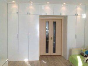Шкафы вокруг дверного проема (35 фото): шкаф вдоль стены с дверью в прихожей, мебель с антресолями
