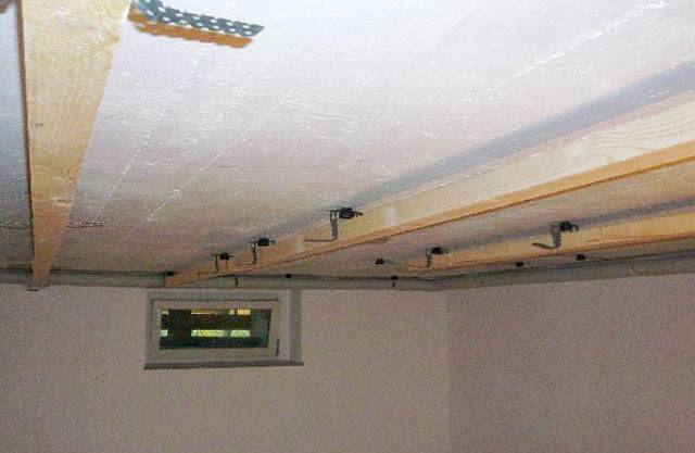 Потолок в деревянном доме - чем его лучше подшить?