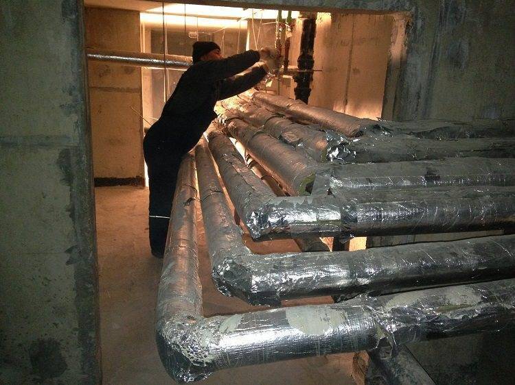 Чем и как утеплить трубы отопления на улице своими руками