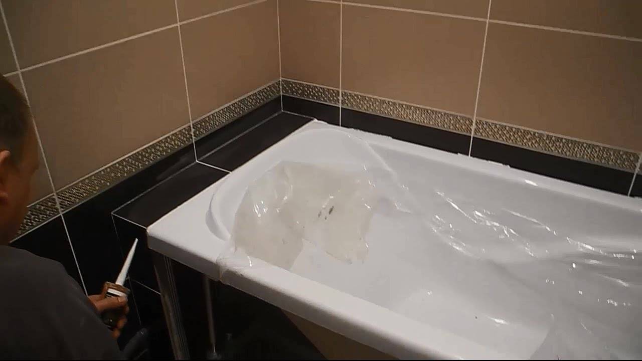 5 способов заделать щель между ванной и стеной: 50 фото и 4 видео