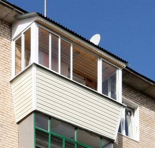 Остекление балконов с крышей: разбор тонкостей и нюансов монтажных работ