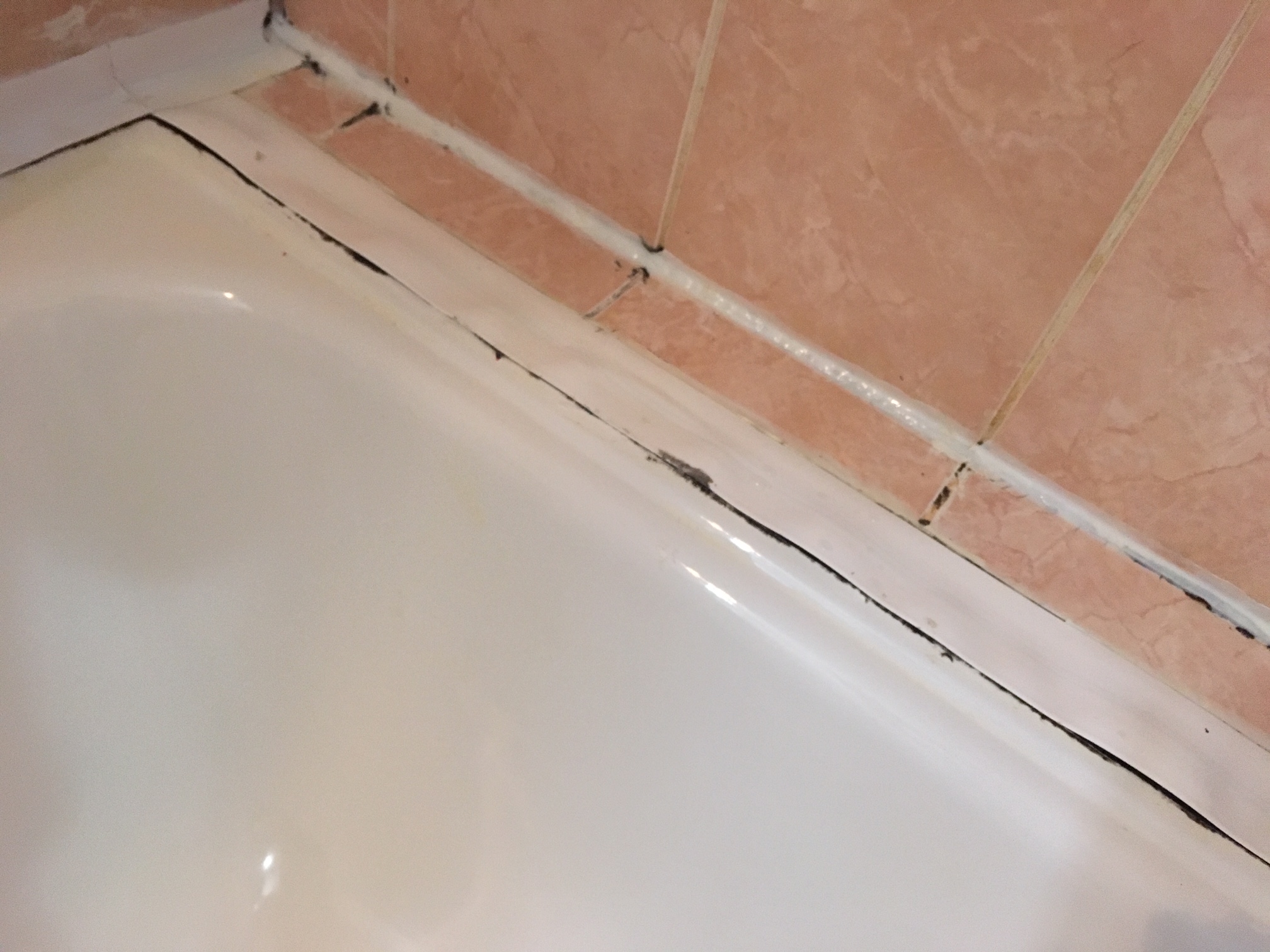 Как заделать стык между ванной и стеной? 8 популярных вариантов