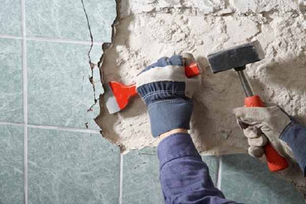 Демонтаж плитки: как аккуратно снять кафельную плитку со стены, как убрать старое керамическое покрытие с гипсокартона