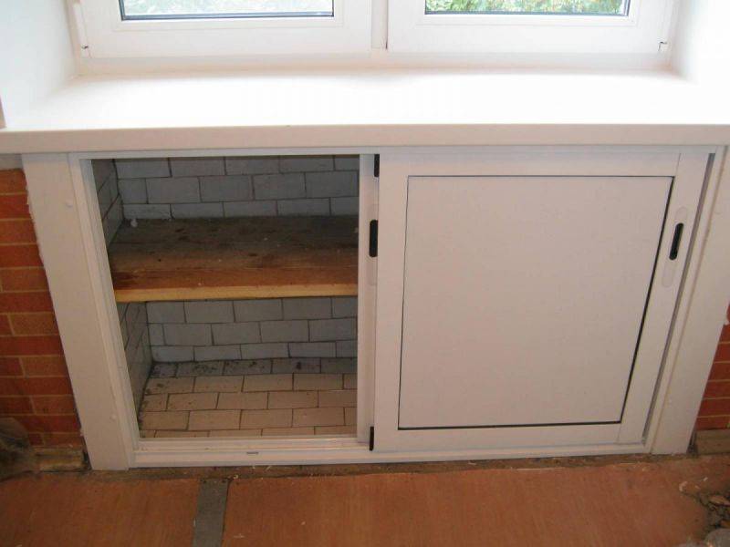 Холодильник под окном зимний в хрущевке, дизайн, переделка и отделка дверцы пластиком