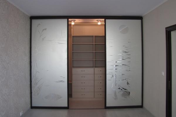 Раздвижные двери для гардеробной  (82 фото): зеркальные, отзывы о гардеробе "тодален"
