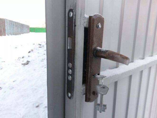 Установка замка на калитку из профнастила