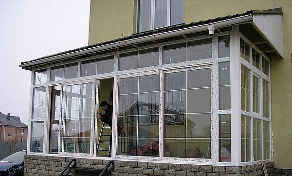 Конструкции и модели раздвижных алюминиевых окон для балконов, веранд, беседок