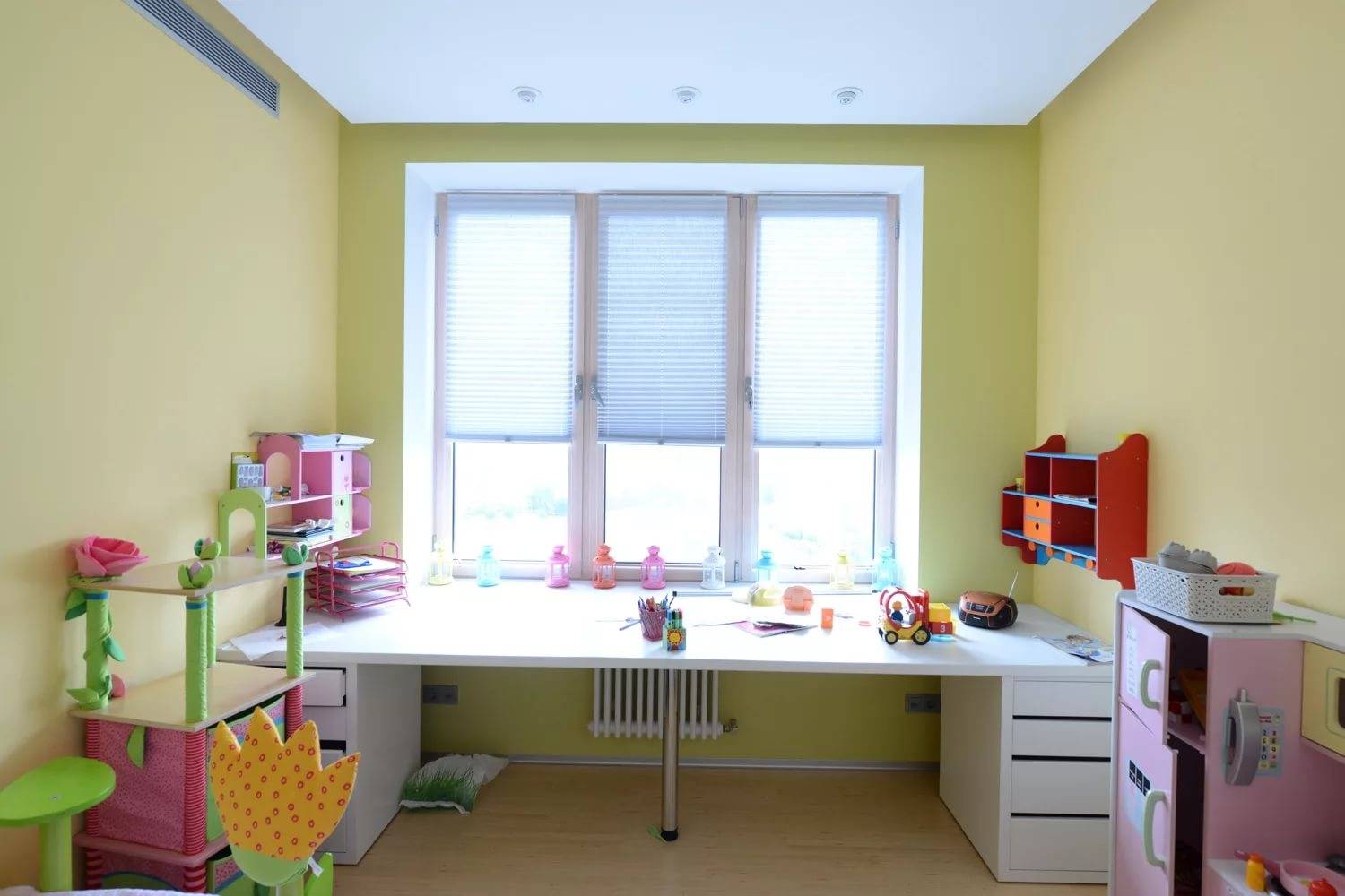 Письменный стол для двоих детей (78 фото): детские модели для школьников, расстановка вдоль окна