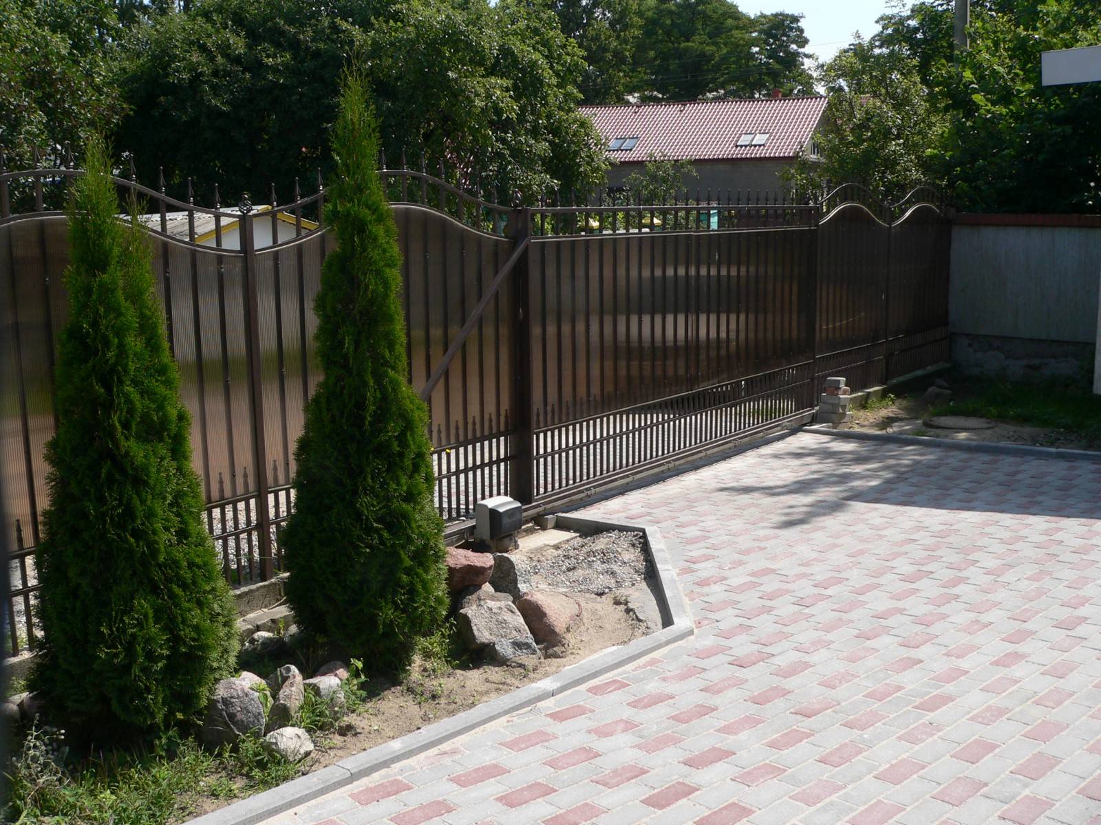 Забор из поликарбоната на металлическом каркасе, установка, особенности, фото