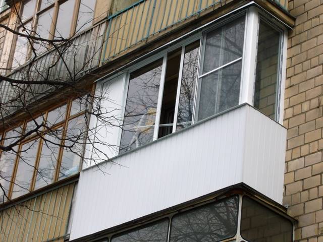 Какое остекление балкона лучше пластиковое или алюминиевое