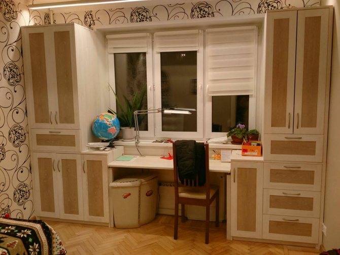 Детский стол, регулируемый по высоте
