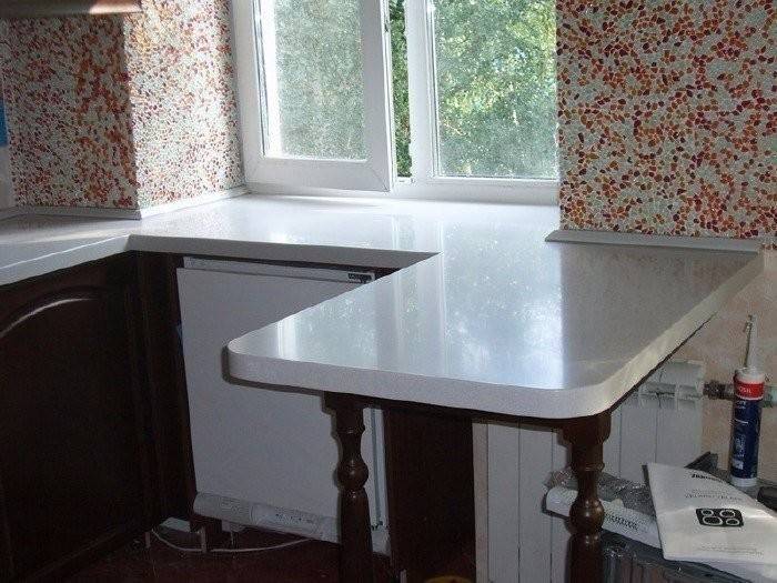 Белая кухня с деревянной столешницей: светлый гарнитур под дерево, глянцевый и матовый, достоинства и недостатки