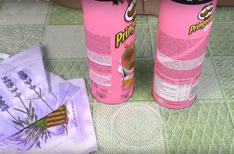 Какие чипсы вреднее pringles или lays?