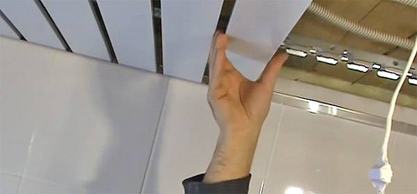 Алюминиевый потолок в ванной своими руками — выбор и установка (фото, видео)