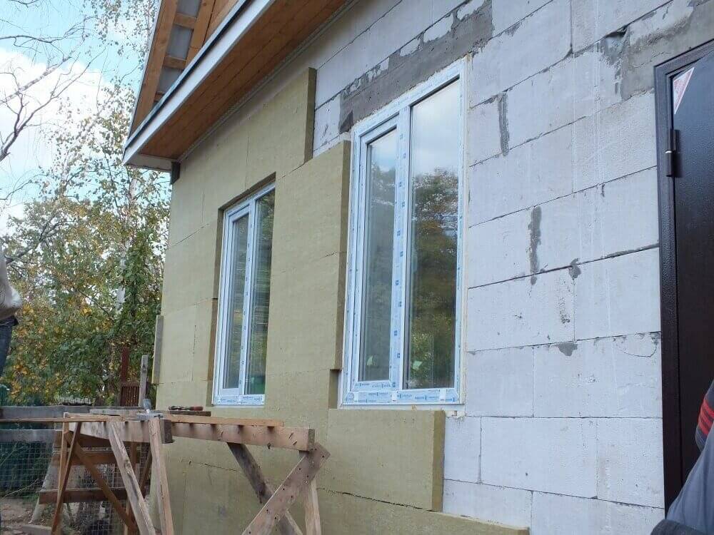 Нужно ли утеплять дом из пеноблоков снаружи и внутри