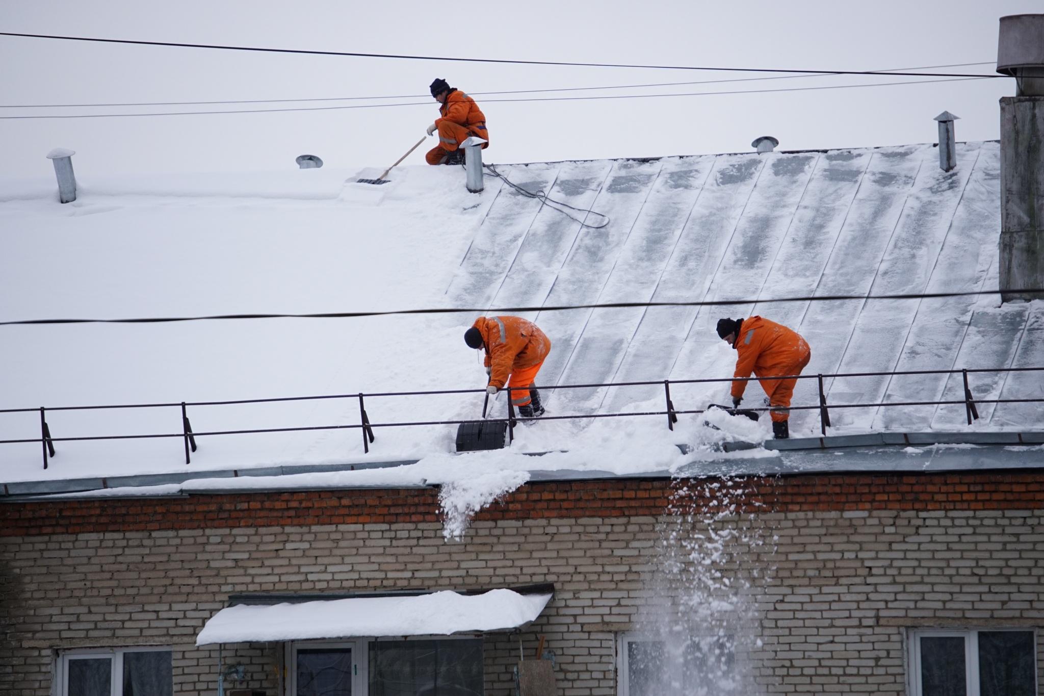 ❄ уборка снега с крыш: опасности, о которых вы могли не знать