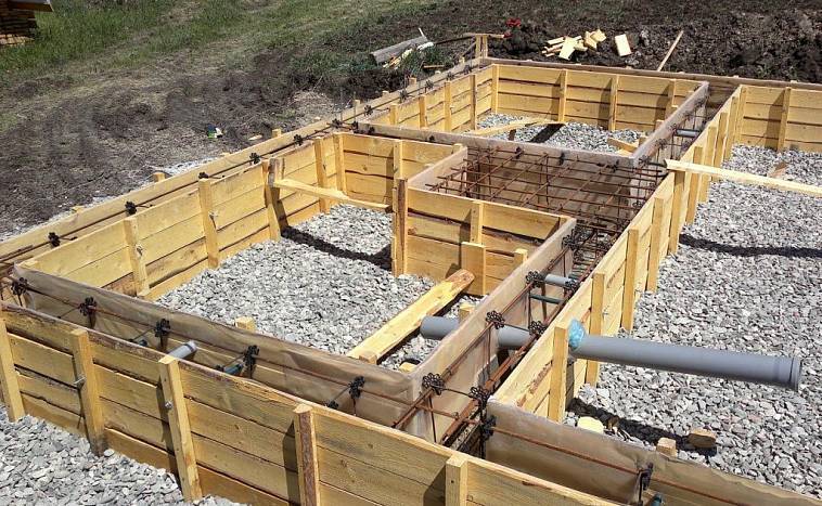 Фундамент для дома из газобетона: как построить своими руками, свайно-ростверковый, какой вариант лучше на глинистой почве
