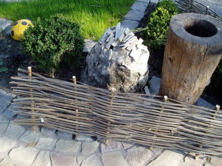Плетеный забор (44 фото): австрийская плетенка из досок и пвх, декоративные деревянные ворота-плетень из ивы и дерева