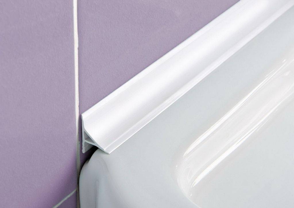Бордюры для ванны (плинтусы) (42 фото): бордюрные ленты, пластиковые уголки для плитки и бортики от протекания воды на пол в ванной комнате