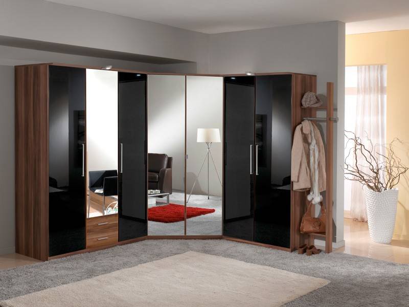 Глянцевые шкафы: черный шкаф с распашными дверями в спальню, прихожую, угловой вариант, фасады, навесные изделия