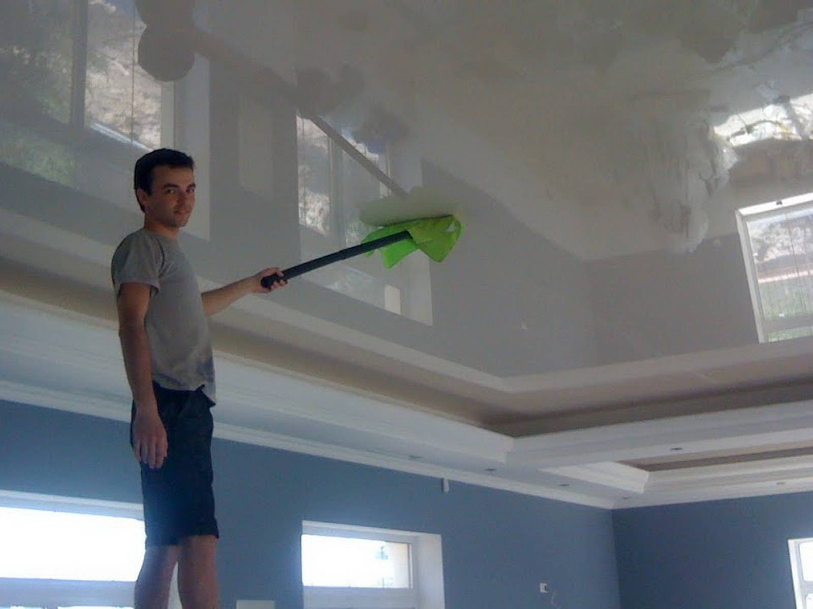 Как помыть натяжной потолок в домашних условиях: особенности мойки для матовых и глянцевых полотен без разводов