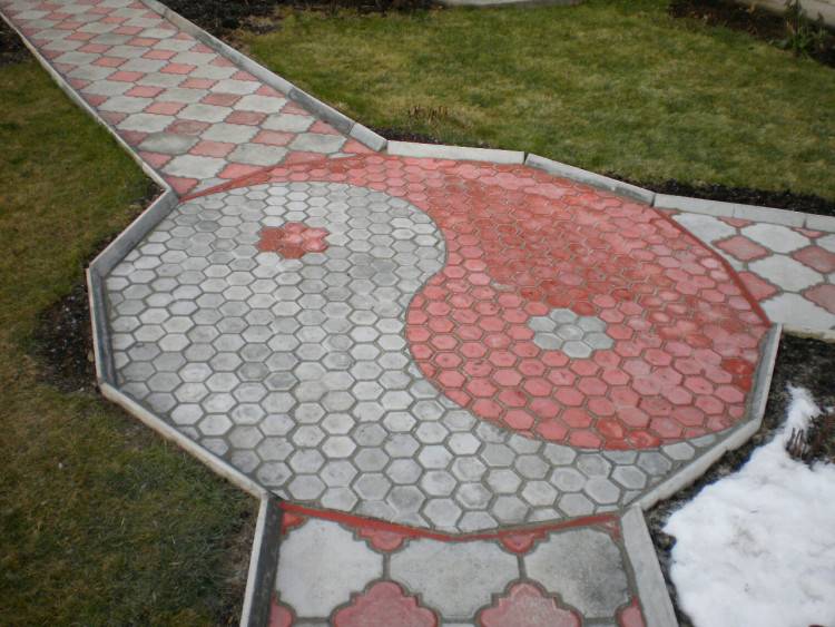 Тротуарная плитка во дворе частного дома — фото композиций