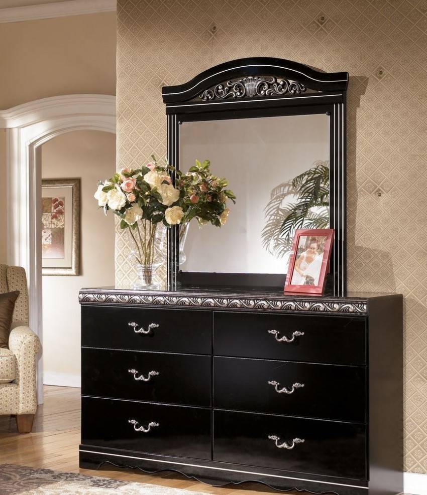 Комод с зеркалом (44 фото): белая мебель с круглым зеркальцем в классическом стиле для девочек, угловая модель с откидным зеркалом в коридор