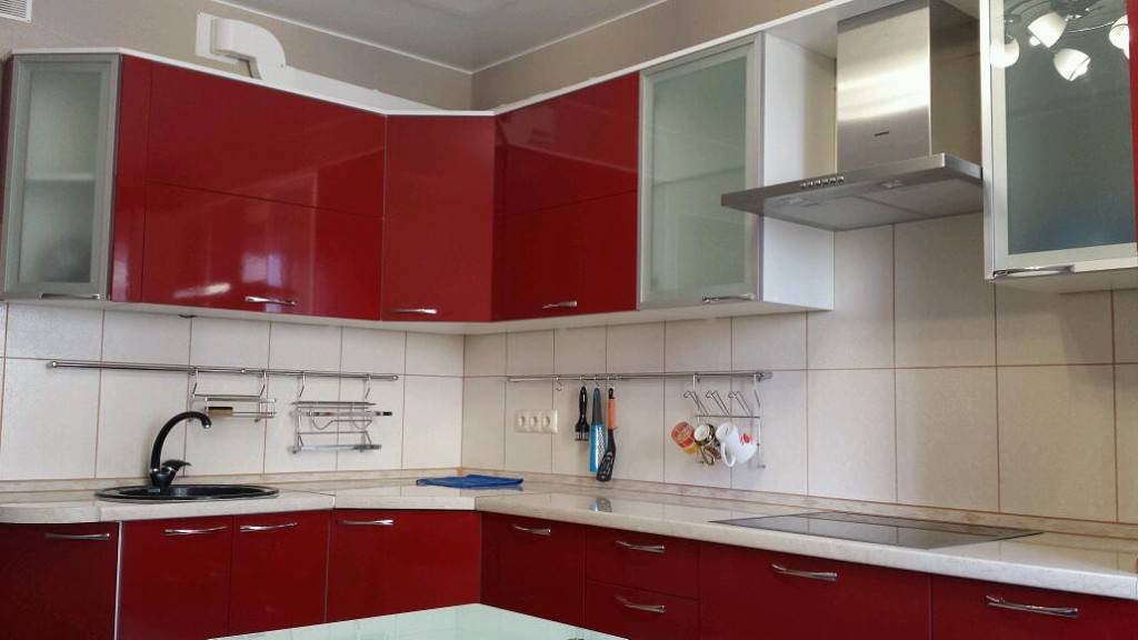 Как выбрать и установить рейлинг для кухни? (14 фото)