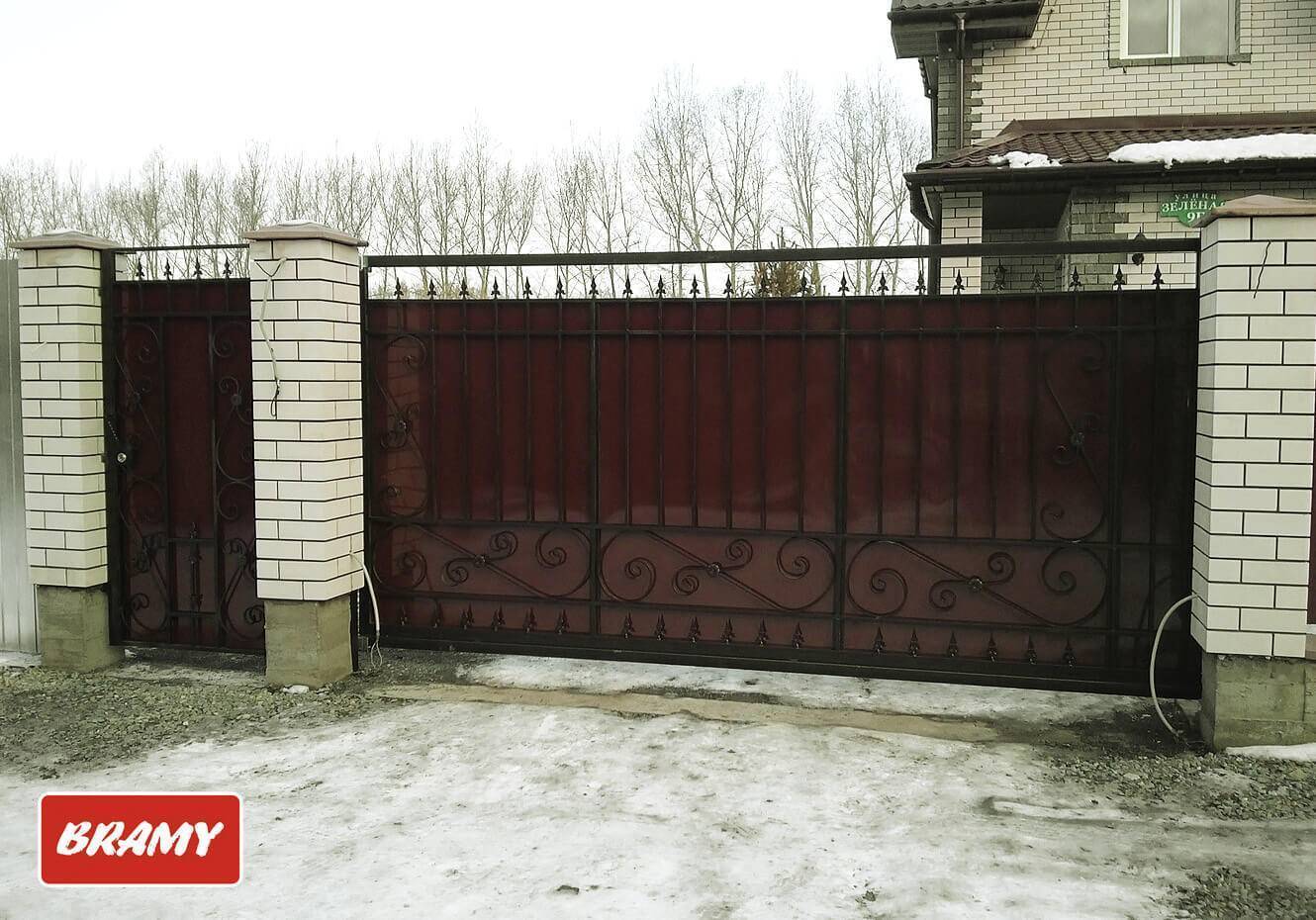 Красивые кованые ворота в ландшафтном дизайне